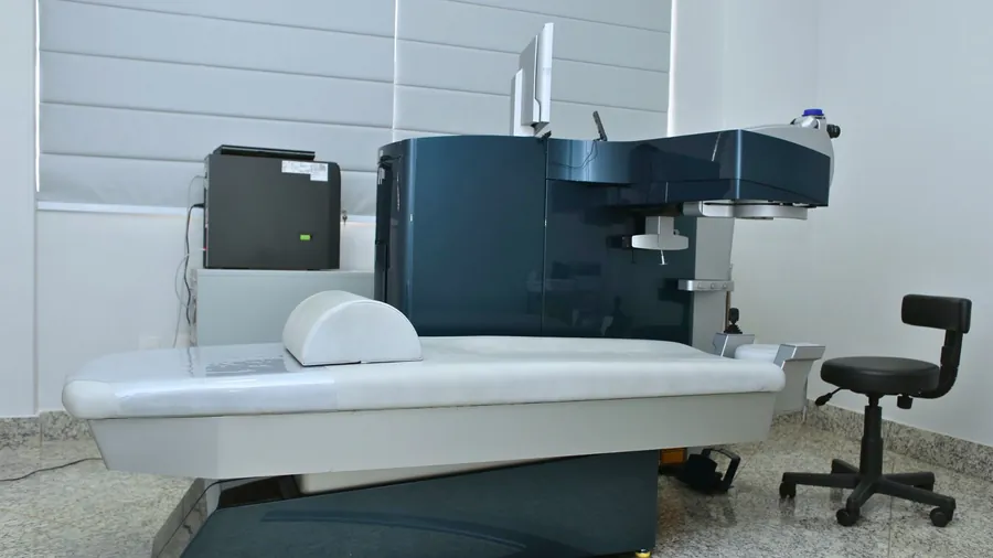 Centro cirúrgico do HOA com equipamento de laser oftalmológico