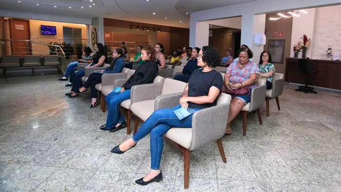 Sala de espera do hospital com pacientes aguardando atendimento