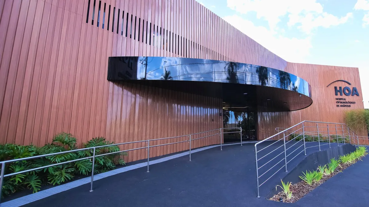 Fachada principal do Hospital Oftalmológico de Anápolis com acesso acessível por rampa