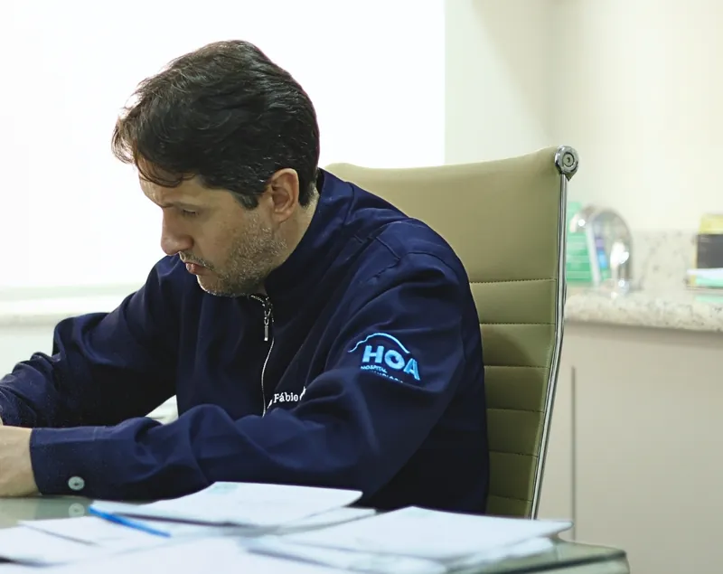 Médico oftalmologista do HOA em atendimento no consultório do hospital