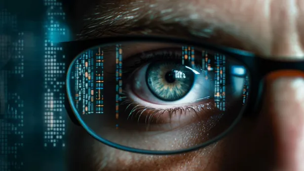 Detalhe aproximado de um olho humano durante exame digital de retina
